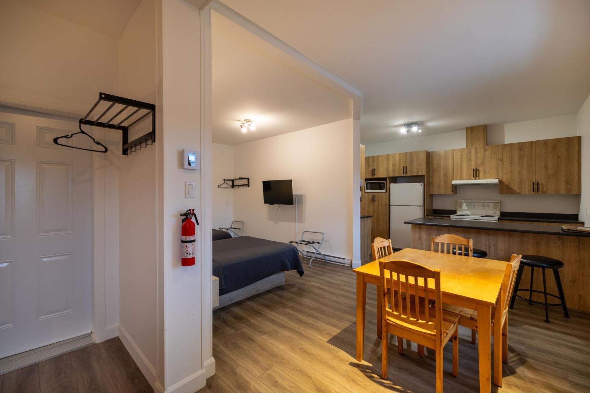 Motel Et Condo Chez Charley Sainte-Anne-de-Beaupré Exteriér fotografie