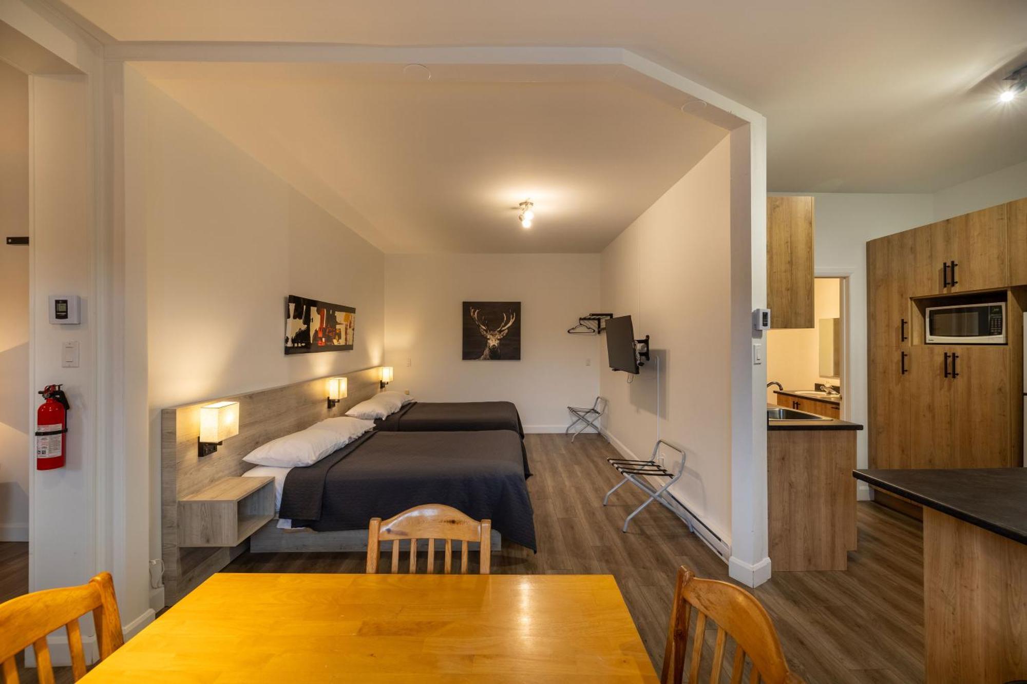 Motel Et Condo Chez Charley Sainte-Anne-de-Beaupré Exteriér fotografie