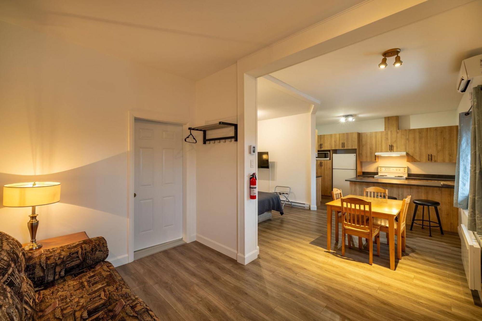Motel Et Condo Chez Charley Sainte-Anne-de-Beaupré Exteriér fotografie