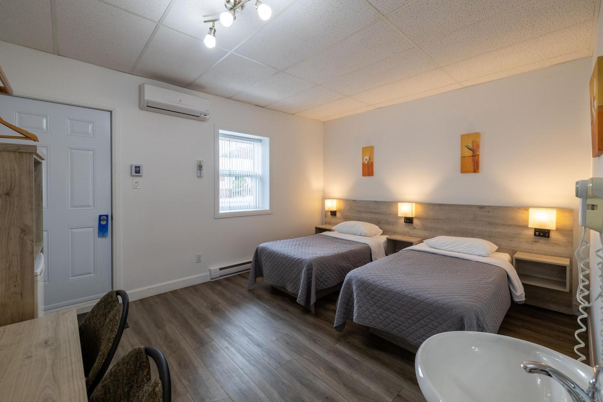 Motel Et Condo Chez Charley Sainte-Anne-de-Beaupré Exteriér fotografie