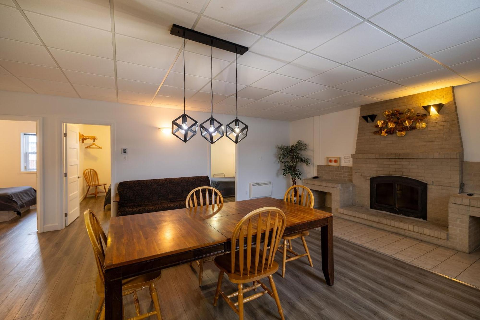Motel Et Condo Chez Charley Sainte-Anne-de-Beaupré Exteriér fotografie