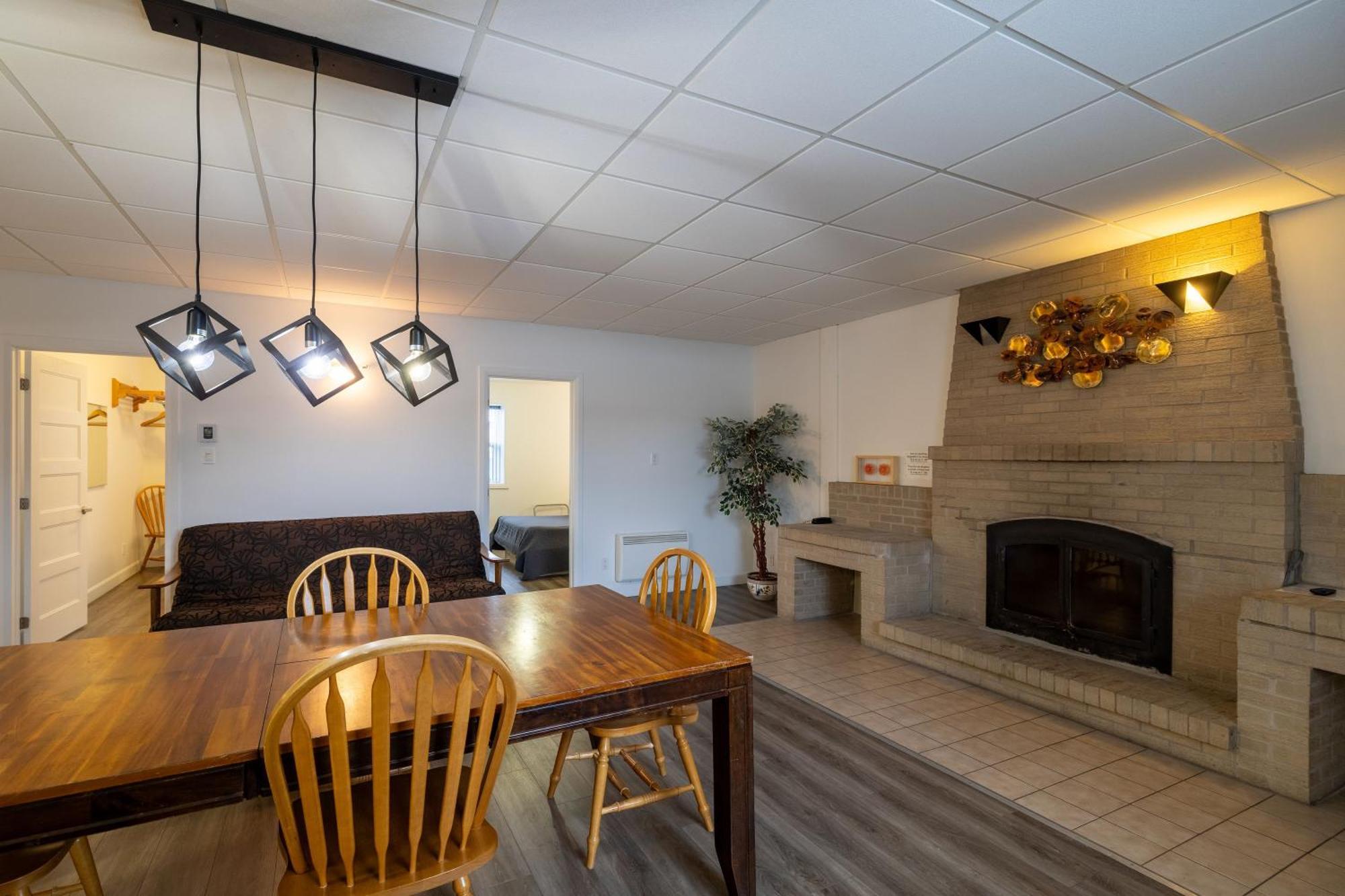 Motel Et Condo Chez Charley Sainte-Anne-de-Beaupré Exteriér fotografie