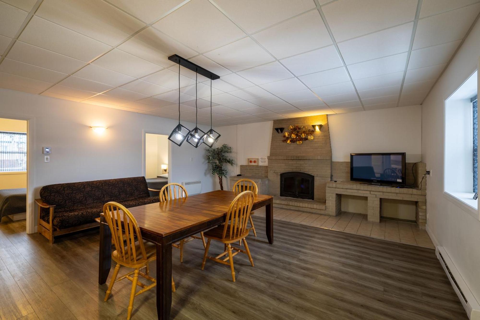 Motel Et Condo Chez Charley Sainte-Anne-de-Beaupré Exteriér fotografie